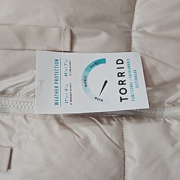 Torrid cropped hooded puffer jacket champagne pink color size 2x 18-20 - Picture 3 of 8